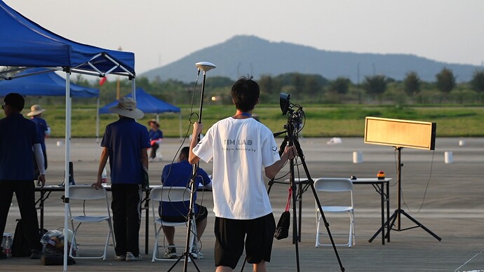 14-多旋翼项目组在赛场准备上场